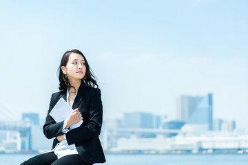 タブレットPCを持つ女性・ビジネスイメージ