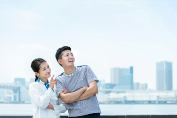 遠くを見つめる男女 夫婦 カップル デート Wall Mural Chachamal