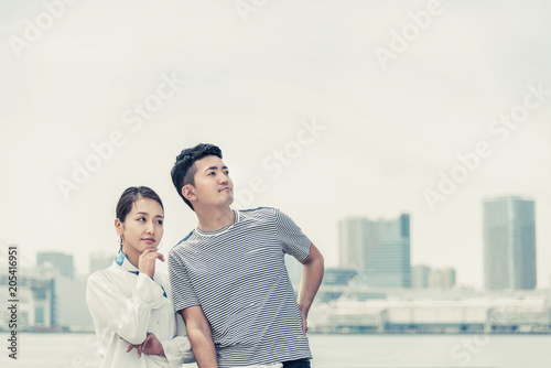 遠くを見つめる男女 夫婦 カップル デート Wall Mural Chachamal