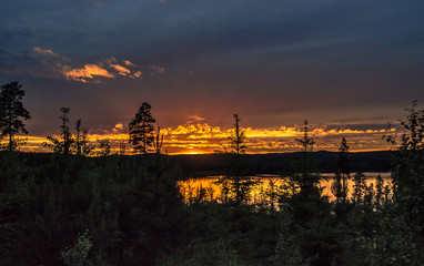Fototapeta premium Sonnenuntergang in Schweden mit malerischen Farben an einem einsamen See zur Sommerzeit