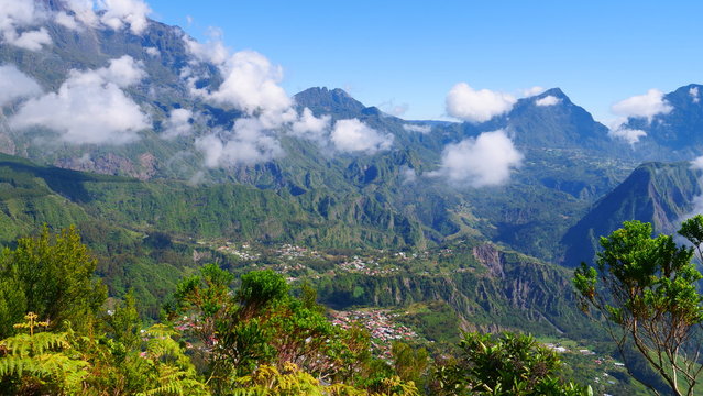 Vue sur le cirque de Salazie, g&igrave;te de B&eacute;louve, La R&eacute;union