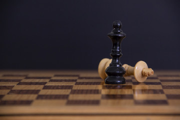 Piezas de ajedrez de madera en colores negro y crema