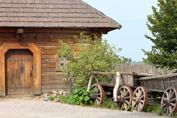 Obraz premium Old wooden house from logs in village