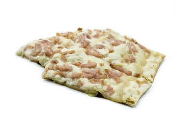 Flammkuchen Zwiebel Speck isoliert freigestellt auf weißen Hintergrund, Freisteller