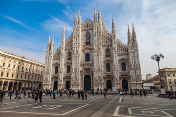 Naklejka premium Mediolan, Włochy - 30 stycznia 2018 r .: Katedra w Mediolanie, Duomo di Milano, jeden z największych kościołów na świecie, Włochy.