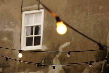 Fenster eines heruntergekommenen Gebäudes in Harlingen, Niederlande