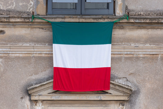 Bandiera tricolore italiana dalla finestra