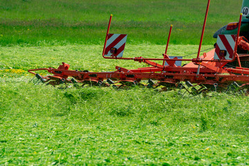 Traktor wendet trockenes graß