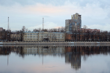 Fototapeta na wymiar houses with reflection on the river embankment