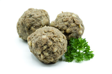 Leberknödel isoliert freigestellt auf weißen Hintergrund, Freisteller
