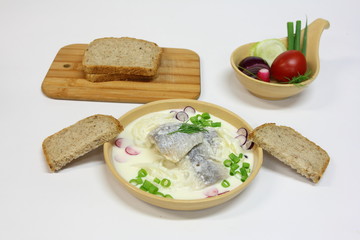 herring with sour cream sauce and vegetables