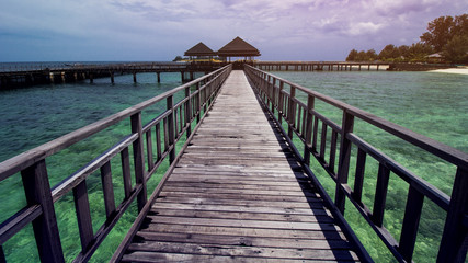 Obraz premium Wooden Beach Dock or Wooden Pier at Beautiful Tropical Beach