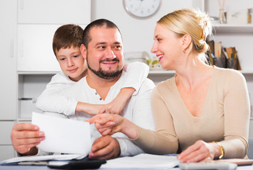 Obraz premium Friendly family with papers