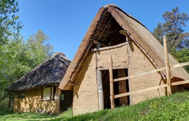 Fototapeta na wymiar village et habitats préhistoriques
