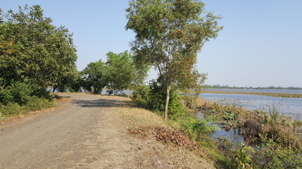 Route qui longe le lac en Issan Thaïlande 