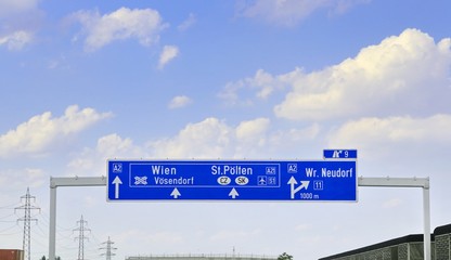 Naklejka premium znaki drogowe wskazujące drogę do Wiednia