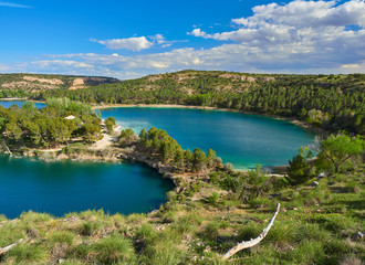 Paisaje del Parque Natural de las Lagunas de Ruidera, Reserva de la Biosfera Mancha Húmeda de la UNESCO, Albacete, España - obrazy, fototapety, plakaty