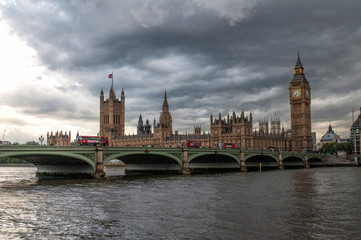 Obraz premium The British Parliament, and the Big Bens clock at the Thames River in Westminster - London, United Kingdom