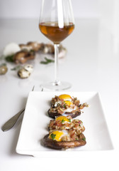 Huevos de codorniz con champiñones y vino