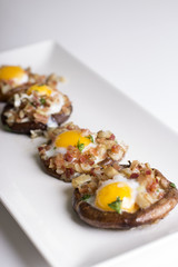 Huevos de codorniz con setas