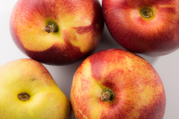 vier frische Pfirsiche draufsicht