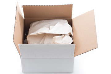 geöffnetes Paket mit Papier Füllmaterial