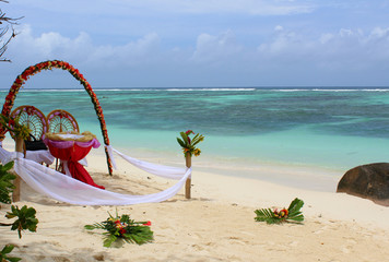 Fototapeta na wymiar lieu de ceremonie de mariage sur la plage aux seychelles