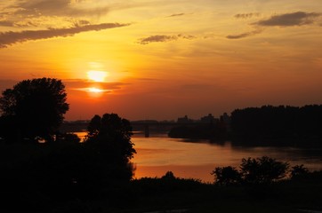 落ちていく夕陽を荒川から