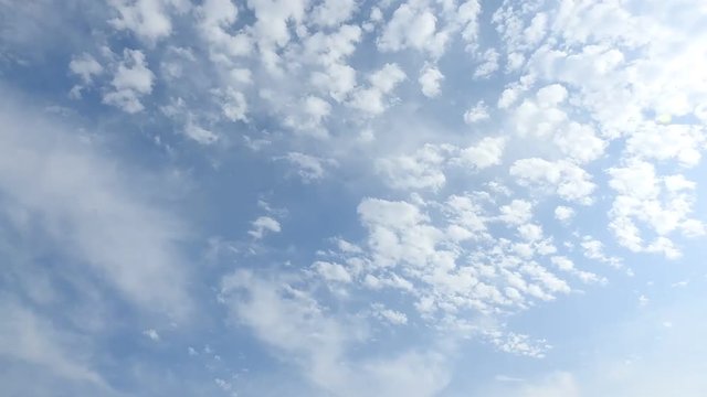 右から太陽光です。雲の重なりが綺麗です。空のタイムラプス動画