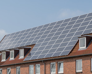 Photovoltaik Zellen auf einem Dach eines Hauses