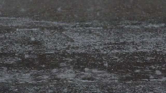 雨　雨の日　豪雨　道路　水滴　大雨　アスファルト