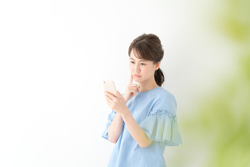 スマートフォン・悩む女性