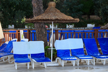 Sun loungers and sun umbrellas by the sea.