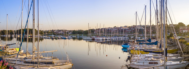 Vue aérienne de l'étang de Thau et du Port de Balaruc les Bains au matin, Occitanie en France