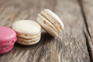 macarons aux fruits sur fond de bois