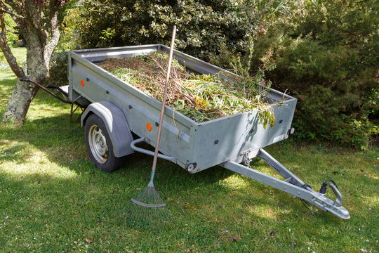 Remorque remplie de d&eacute;chets de jardin