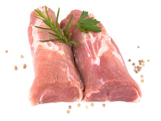 filet mignon de porc cru isolé sur fond blanc