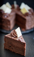 Schokoladen Torte mit weißer Verzierung