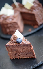 Schokoladen Torte mit weißer Verzierung