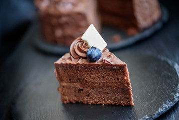 Schokoladen Torte mit weißer Verzierung