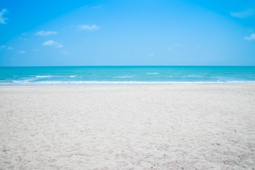 Fototapeta na wymiar Beautiful tropical beach with blue sky sunny day - Summer breeze travel holiday