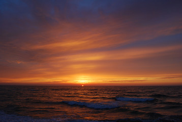Fototapeta na wymiar zachód słońca nad morzem2