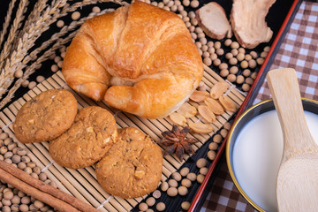 cookie Croissant grains and milk