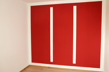 Dekorative Wandgestaltung mit roter und weißer Farbe