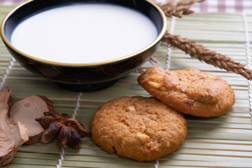 Obraz na płótnie Canvas cookie Croissant grains and milk