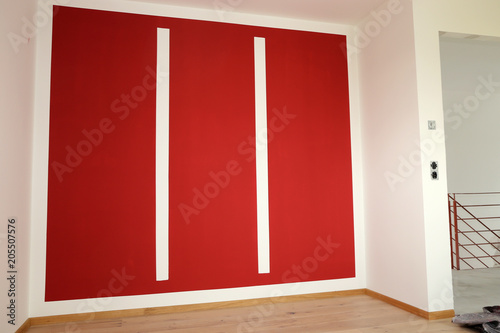 Dekorative Wandgestaltung mit roter und weißer Farbe\ Dekorative Wandgestaltung mit roter und weißer Farbe\