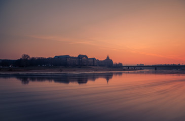 Fototapeta na wymiar Dresden Blick von Brühlscher Terrasse Morgendämmerung Langzeitbelichtung im Winter