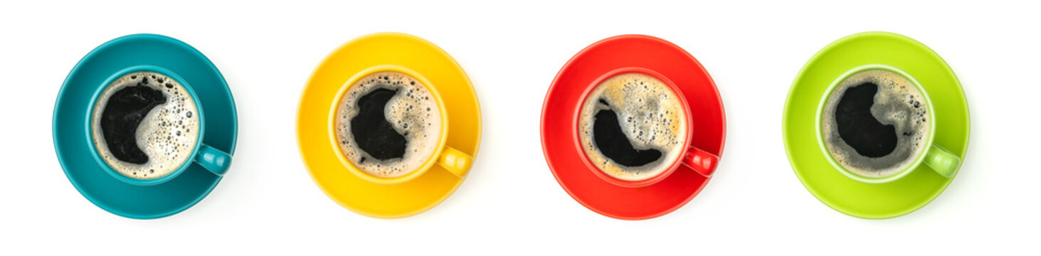 Vier bunte Kaffeetassen mit frischem Kaffee