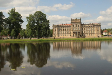 Blick über das Bassin auf Schloss Ludwigslust in Mecklenburg
