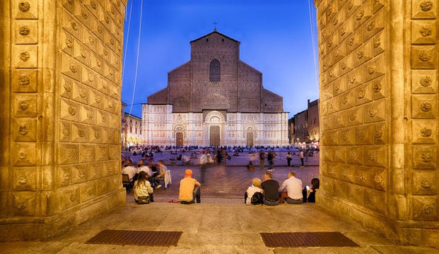 San Petrolio E Piazza Maggiore